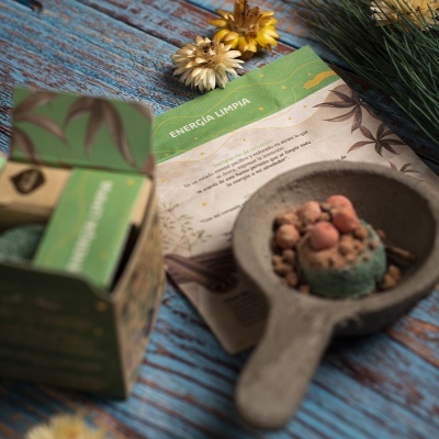 Folheto, embalagem e recipiente com cristais sobre mesa de madeira azul