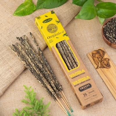 Incensos orgânicos artesanais VANILA em caixa de papel reciclado castanho e amarelo sobre tecido bege