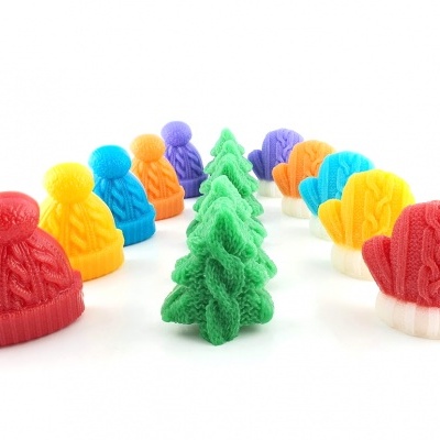Objetos coloridos de silicone em formas de gorros e árvores de Natal