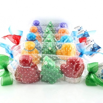 Velas decorativas de Natal coloridas embaladas em plástico transparente com fitas coloridas e etiquetas.