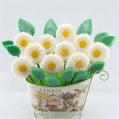 Arranjo decorativo de flores artificiais brancas em suporte metálico vintage