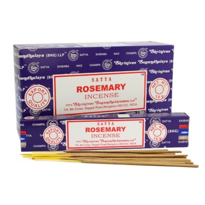 Embalagem azul e branca de incenso Satya Rosemary com bastões de incenso à frente