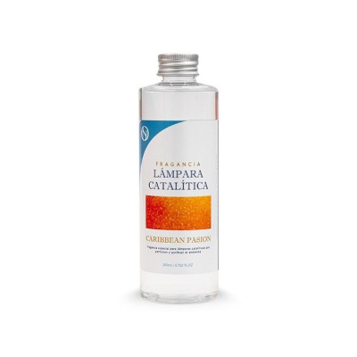 Fragrância para lâmpada catalítica em garrafa transparente com rótulo branco e azul e detalhe laranja