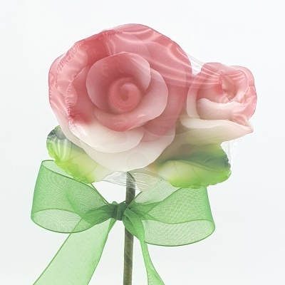 Flor artificial cerâmica cor-de-rosa e branca com laço verde