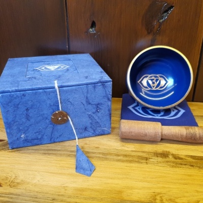 Conjunto artesanal azul com taça, caixa, bastão e pano com símbolo branco