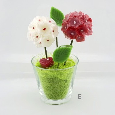 Arranjo decorativo de flores artificiais em vaso de vidro com musgo verde