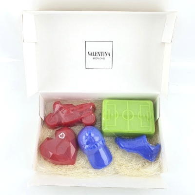 Caixa branca com cinco sabonetes coloridos em formas diversas