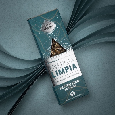 Embalagem de incenso Energia Limpia numa superfície azul texturada
