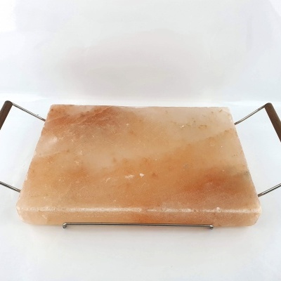 Tabuleiro retangular de sal com suporte metálico e pegas de madeira