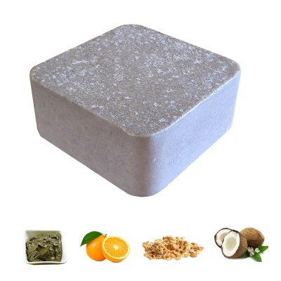 Bloco quadrado de pedra cinzenta com cantos arredondados e imagens de ingredientes abaixo