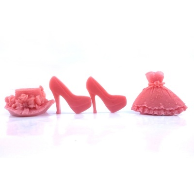 Mini acessórios de moda rosa: chapéu, sapatos de salto alto e vestido com renda