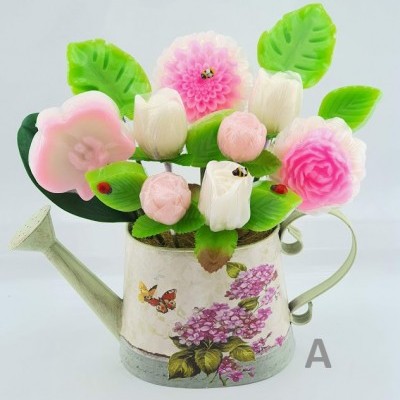Vaso de metal com flores decorativas rosa e branco