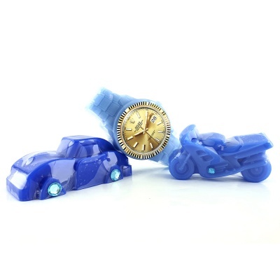 Relógio dourado com bracelete azul transparente e miniaturas de carro e mota azuis