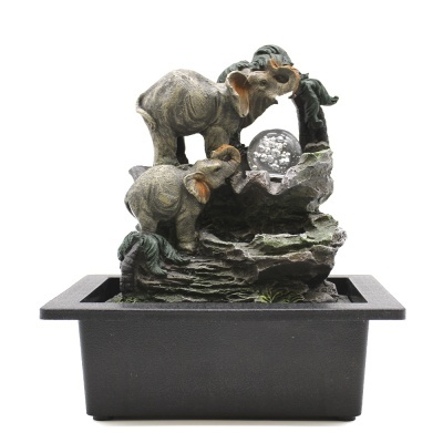 Fonte decorativa com elefantes e base preta