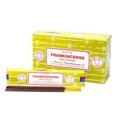 Caixas amarelas e brancas de incenso Satya Frankincense e varetas de incenso castanhas com base amarela