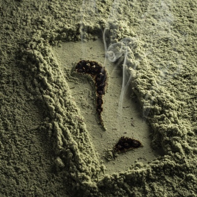 Incenso a queimar em superfície em pó verde