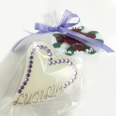 Bolo forma de coração decorado com nome Lucila e pedras roxas, embalado com fita e etiqueta do Dia da Mãe
