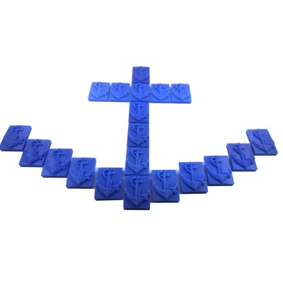 Peças azuis com âncoras dispostas em cruz e linha curva