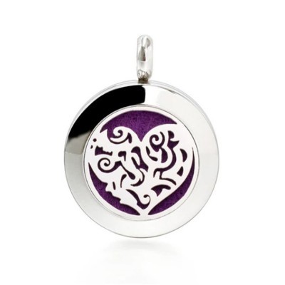 Pendente redondo prateado com coração recortado e fundo roxo