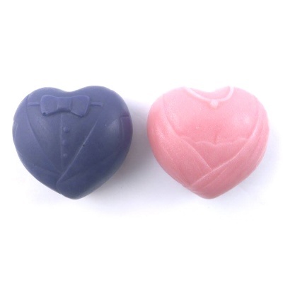 Dois sabonetes em forma de coração, azul com fato e gravata borboleta, rosa com padrão de vestido