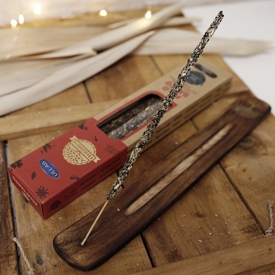 Vara de incenso aromático com suporte de madeira e caixa de cartão reciclado