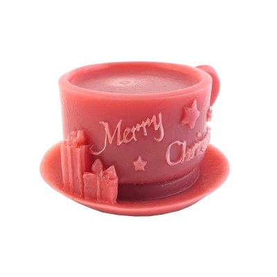 Vela vermelha em forma de chapéu com decoração de estrelas e presentes e texto 