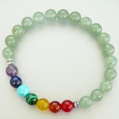 Pulseira de contas redondas em pedra verde com contas coloridas e metálicas