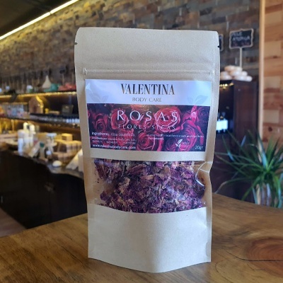 Embalagem de rosas secas Valentina Body Care em mesa de madeira