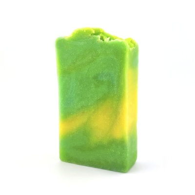 Barra de sabão verde e amarelo com padrão marmoreado em fundo branco