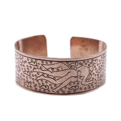 Pulseira de cobre com gravuras de figuras humanas nadando
