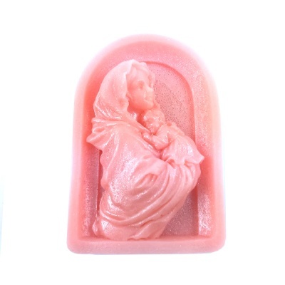 Moldura rosa com relevo de figura feminina a segurar uma criança.