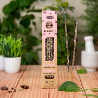Palitos de incenso MYRRH MIRRA em embalagem com palitos acesos ao lado em ambiente com plantas