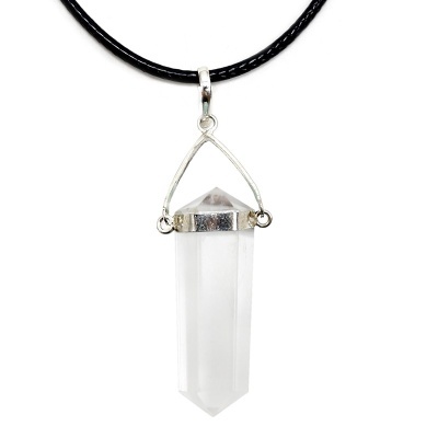 Colar com pendente de cristal hexagonal transparente com acabamento prateado