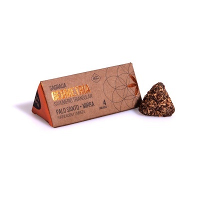Incenso triangular castanho escuro com embalagem castanha claro com texto SAGRADA GEOMETRIA e detalhes em laranja e preto