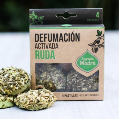 Embalagem de defumação ativada de ruda com pastilhas verdes visíveis