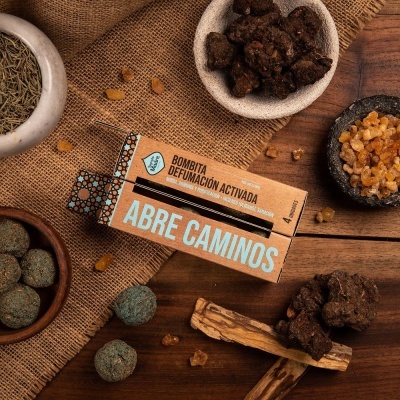 Pacote de bombita de fumigação ativada 'Abre Caminos' com resinas e madeira