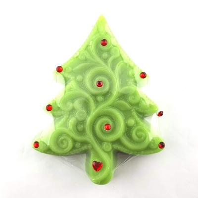 Árvore de Natal verde decorada com pedras vermelhas embalada