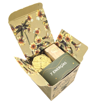 Caixa aberta decorada com flores contendo sabonete, caixa verde e esponja natural