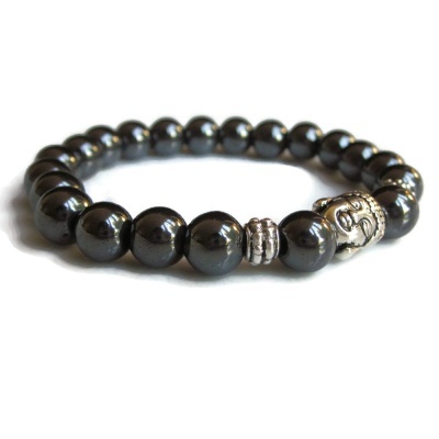 Pulseira de contas pretas com detalhe prateado em forma de rosto