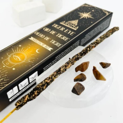 Incenso aromático Tiger Eye com pedras pequenas e cristal claro.