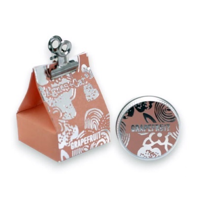 Conjunto de acessórios para gato com embalagem triangular e botão cor-de-rosa com padrão branco e texto GRAPEFRUIT