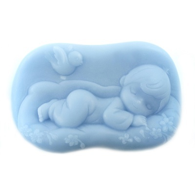 Sabonete azul em forma de bebé a dormir com pássaro e flores em relevo
