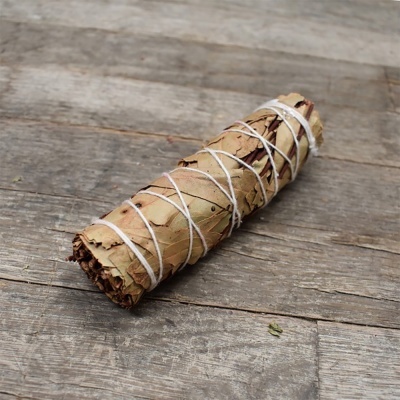 Pavio de sálvia com corda branca sobre madeira