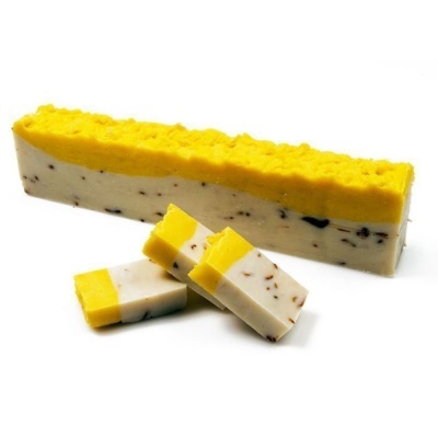 Barra de sabão artesanal bicolor com pedacinhos pretos