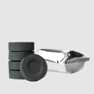 Discos pretos empilhados ao lado de embalagem prata