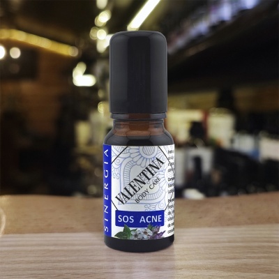 Frasco pequeno de Valentina Body Care SOS Acne sobre mesa de madeira