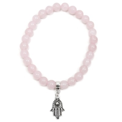 Pulseira de contas cor-de-rosa com pendente em forma de mão prateada.