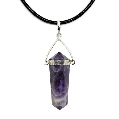 Colar com pendente de ametista roxa polida em formato prismático com metal prateado e cordão preto