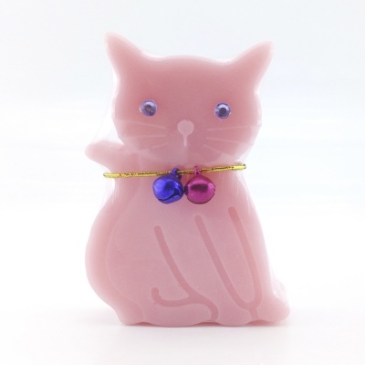 Figura de gato rosa com olhos azuis e colar dourado com sinos