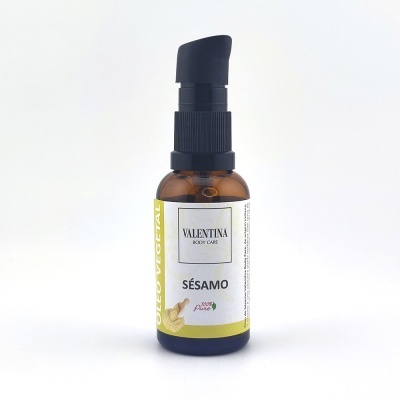 Frasco de vidro âmbar com doseador preto e rótulo branco e amarelo de produto VALENTINA BODY CARE SÉSAMO